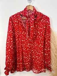 Découvrez notre foulard Elowena, une pièce incontournable pour sublimer vos tenues. Confectionné en coton doux et respirant, il arbore un magnifique motif floral aux teintes éclatantes rouge, verte et écru. Portez-le autour du cou, en ceinture ou en accessoire cheveux pour exprimer votre style avec élégance et couleur.