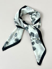 Foulard écru à motifs