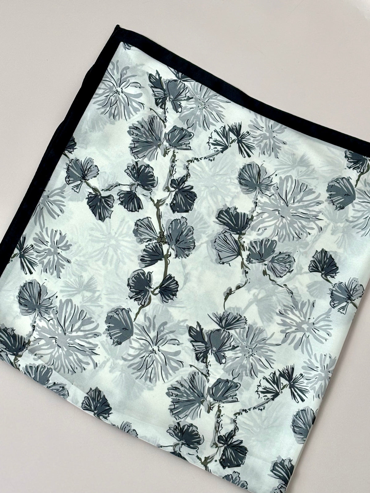 Foulard écru à motifs