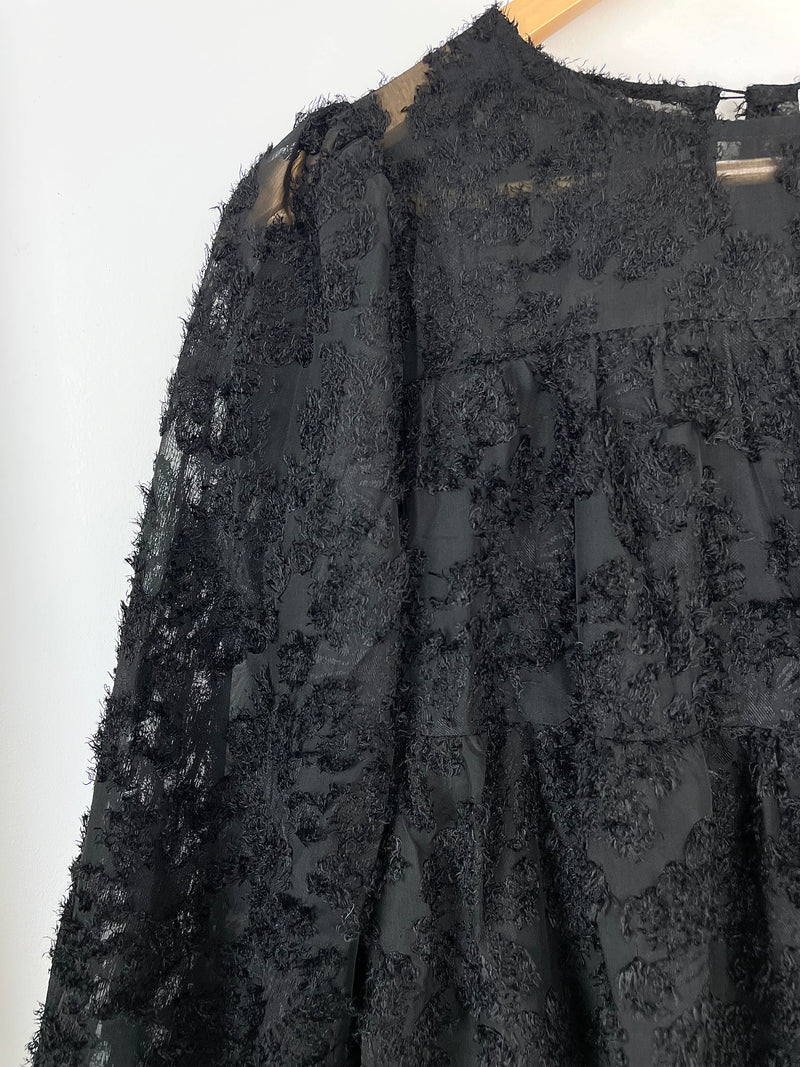 La robe noire babydoll, un symbole d'élégance intemporelle, met en valeur votre féminité avec une touche séduisante. Son style flatteur souligne délicatement la silhouette tout en apportant une légèreté charmante