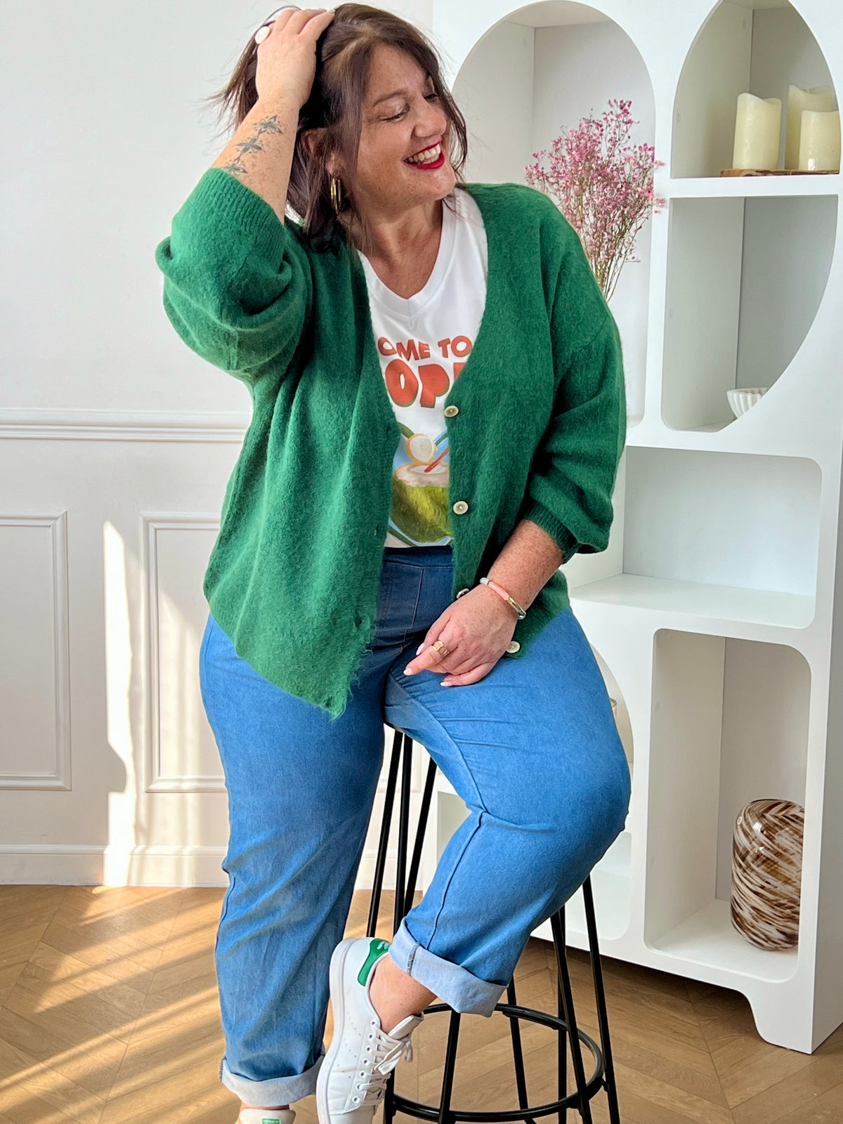 Adoptez un style élégant et tendance avec notre gilet vert Made in Italie curve : Caroline. Avec sa couleur vibrante et sa coupe féminine, ce gilet apportera une touche de couleur à toutes vos tenues. Fabriqué en Italie, il allie qualité et style, pour un look unique et raffiné. Parfait pour toutes les femmes qui veulent se démarquer avec style.