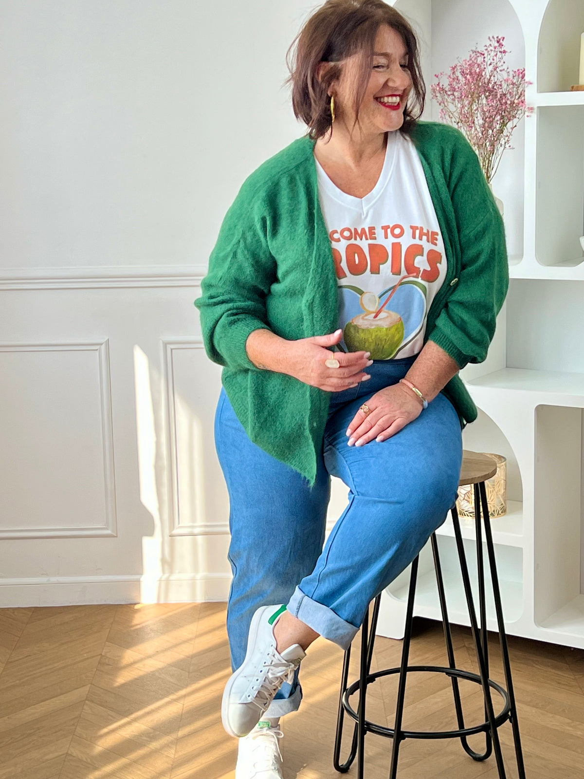 Adoptez un style élégant et tendance avec notre gilet vert Made in Italie curve : Caroline. Avec sa couleur vibrante et sa coupe féminine, ce gilet apportera une touche de couleur à toutes vos tenues. Fabriqué en Italie, il allie qualité et style, pour un look unique et raffiné. Parfait pour toutes les femmes qui veulent se démarquer avec style.