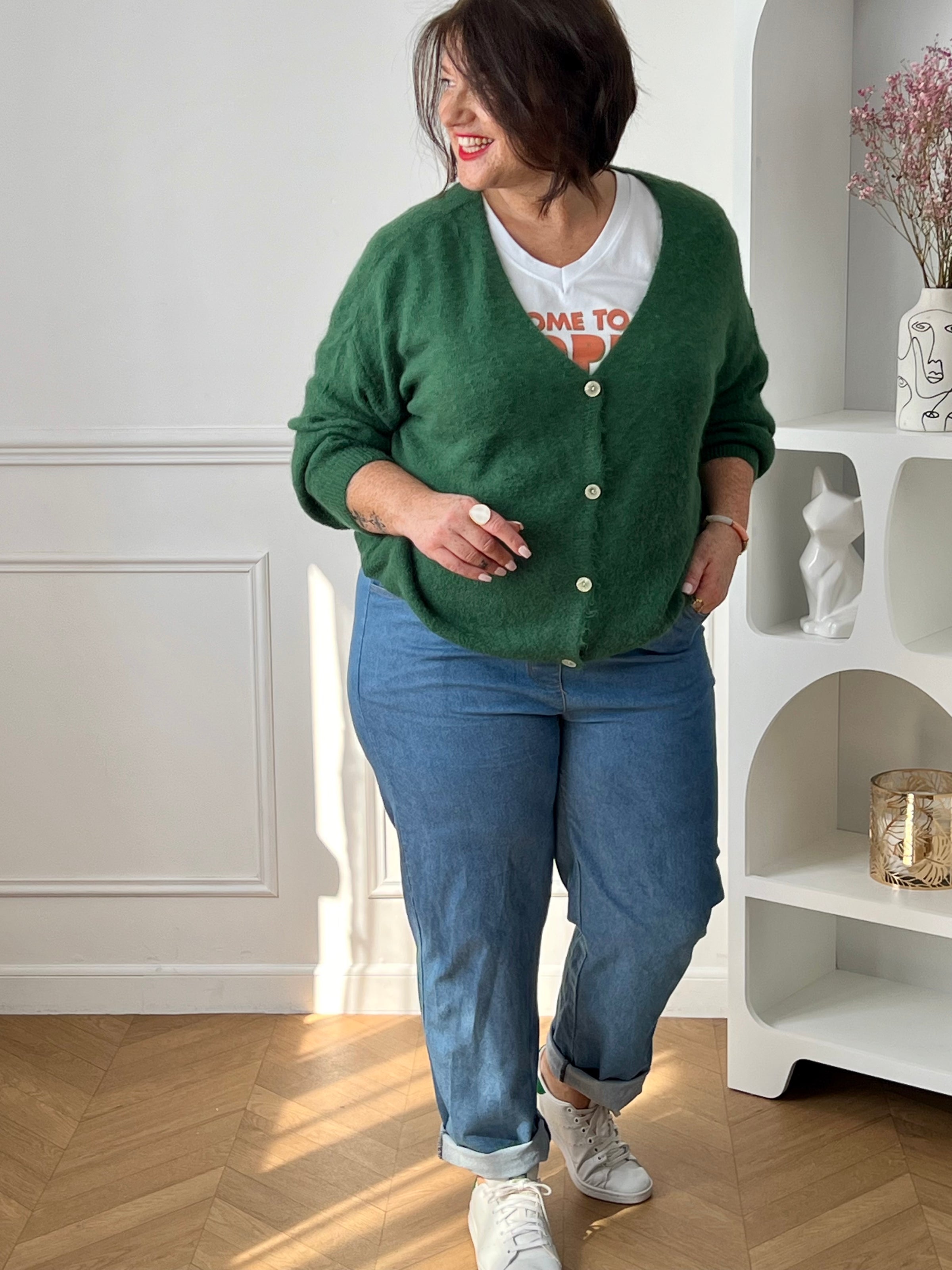 Adoptez un style élégant et tendance avec notre gilet vert Made in Italie curve : Caroline. Avec sa couleur vibrante et sa coupe féminine, ce gilet apportera une touche de couleur à toutes vos tenues. Fabriqué en Italie, il allie qualité et style, pour un look unique et raffiné. Parfait pour toutes les femmes qui veulent se démarquer avec style.