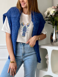 Avec son col rond et ses boutons sur la longueur, ce gilet offre une touche d'élégance à toute tenue. Restez au chaud tout en ajoutant une touche de style à votre garde-robe.
