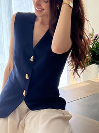 Craquez pour ce gilet sans manches femme, élégant et structuré. Doté d’un col V et de boutons dorés sur toute la longueur, il apporte une touche chic à vos tenues. Ses poches factices et sa matière doublée assurent une belle tenue.