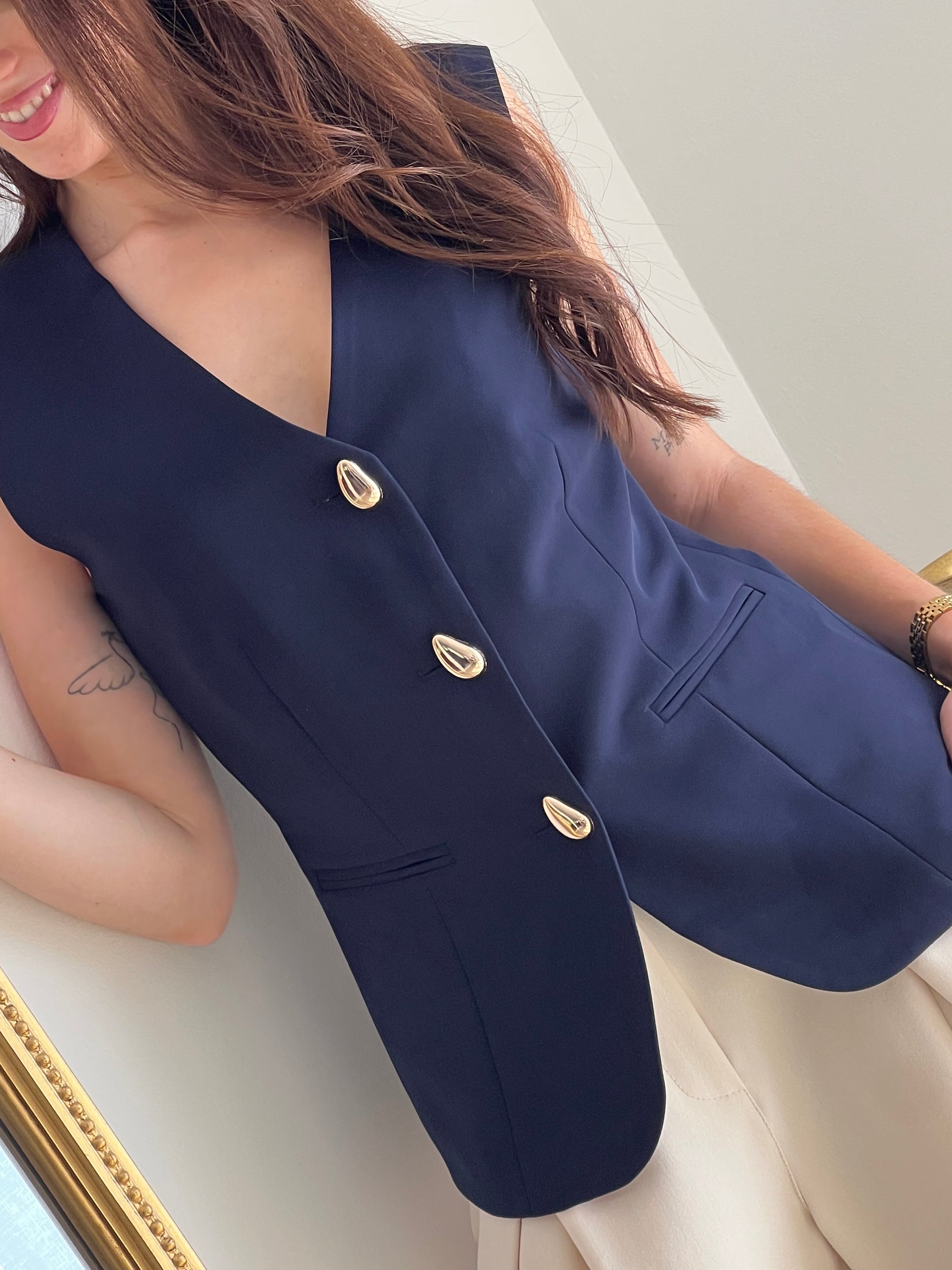 Craquez pour ce gilet sans manches femme, élégant et structuré. Doté d’un col V et de boutons dorés sur toute la longueur, il apporte une touche chic à vos tenues. Ses poches factices et sa matière doublée assurent une belle tenue.