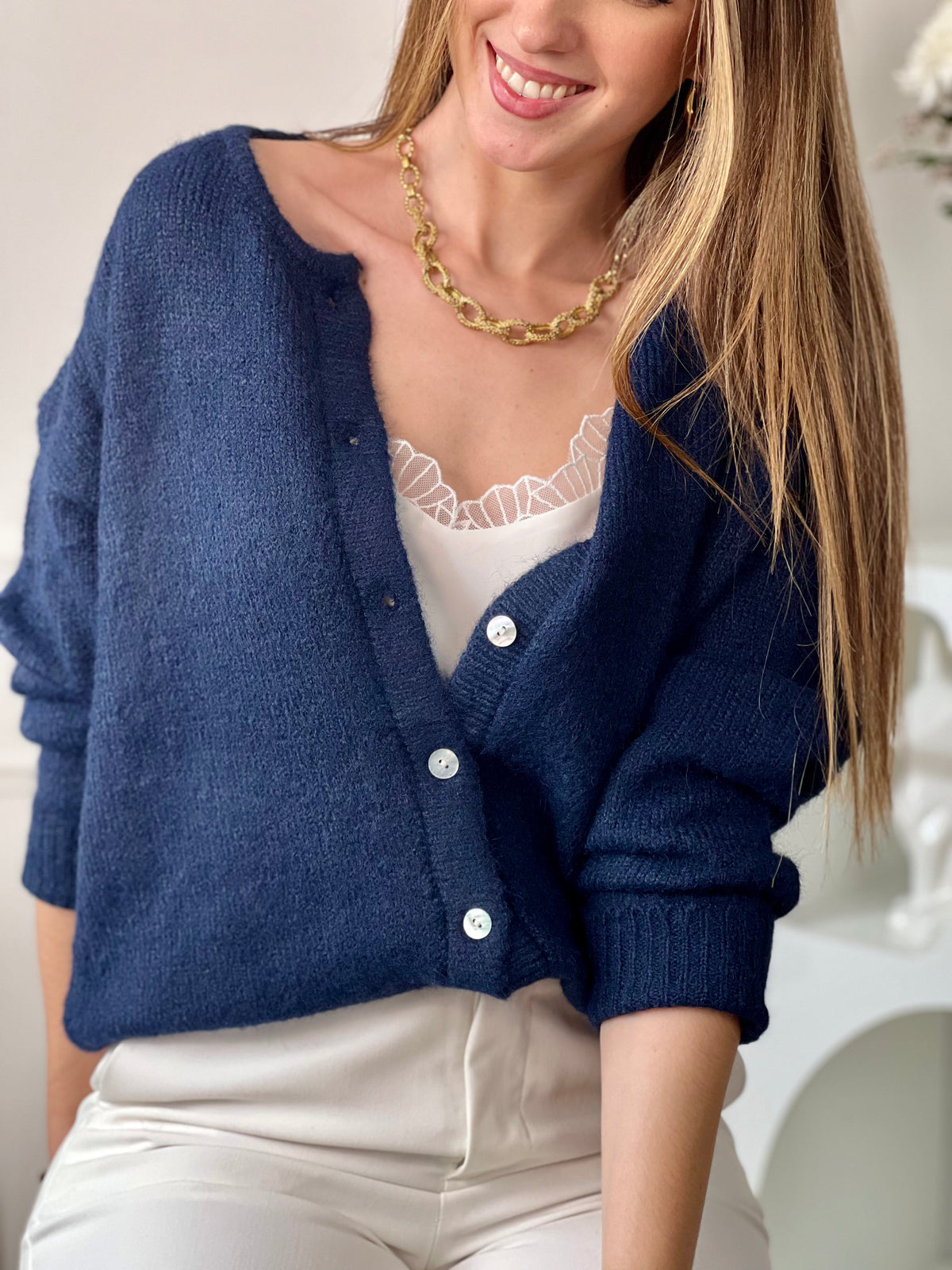Avec son col rond et ses boutons sur la longueur, ce gilet offre une touche d'élégance à toute tenue. Restez au chaud tout en ajoutant une touche de style à votre garde-robe.