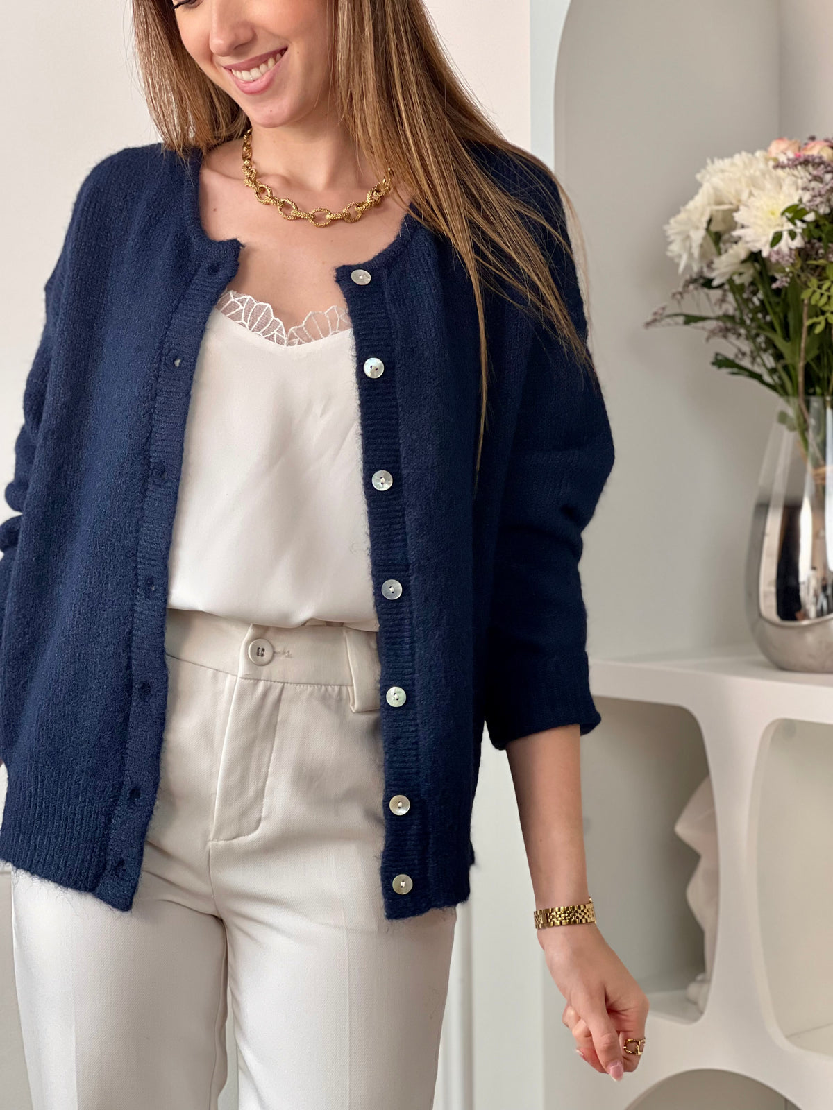 Avec son col rond et ses boutons sur la longueur, ce gilet offre une touche d'élégance à toute tenue. Restez au chaud tout en ajoutant une touche de style à votre garde-robe.