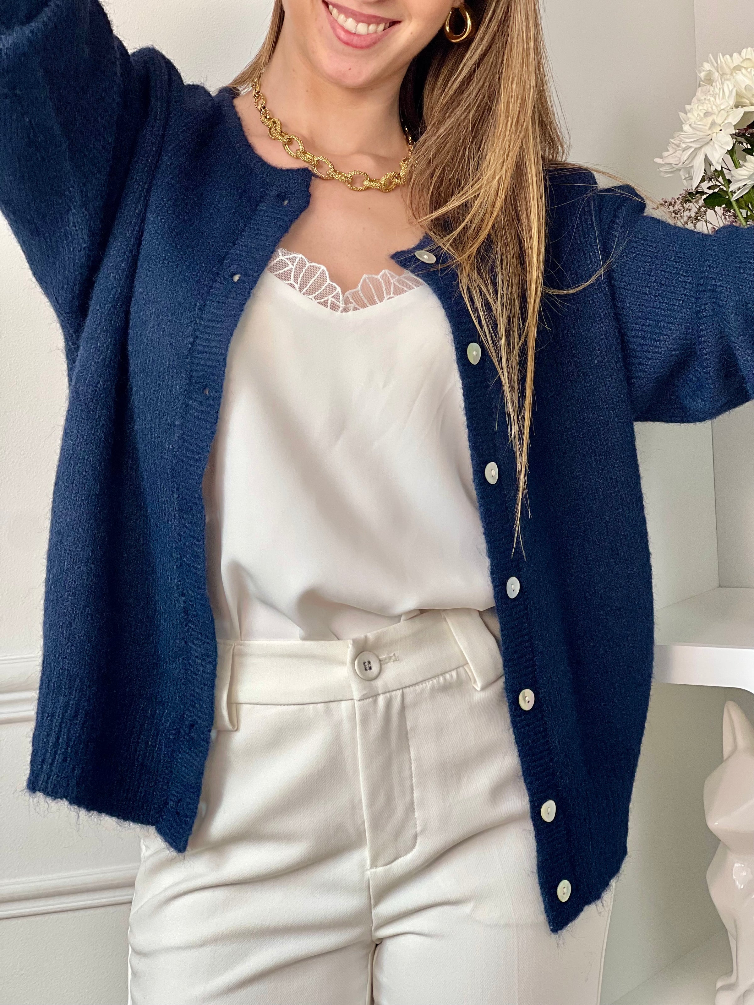 Avec son col rond et ses boutons sur la longueur, ce gilet offre une touche d'élégance à toute tenue. Restez au chaud tout en ajoutant une touche de style à votre garde-robe.