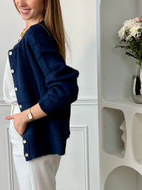 Avec son col rond et ses boutons sur la longueur, ce gilet offre une touche d'élégance à toute tenue. Restez au chaud tout en ajoutant une touche de style à votre garde-robe.