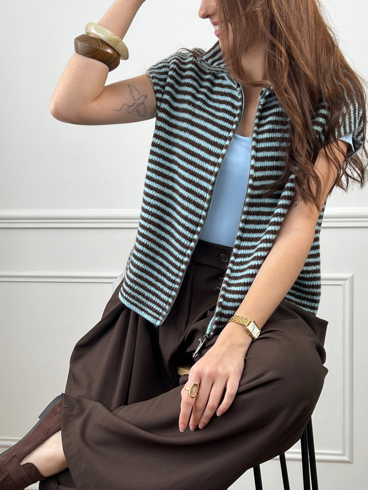 Gilet sans manches à rayures bleu et marron, parfait pour un look tendance et chaleureux.
Doté d’un col montant et d’une fermeture éclair pour plus de confort au quotidien.
Sa composition avec laine apporte douceur et chaleur idéale pour la saison.
Un indispensable facile à associer pour un style casual et moderne.