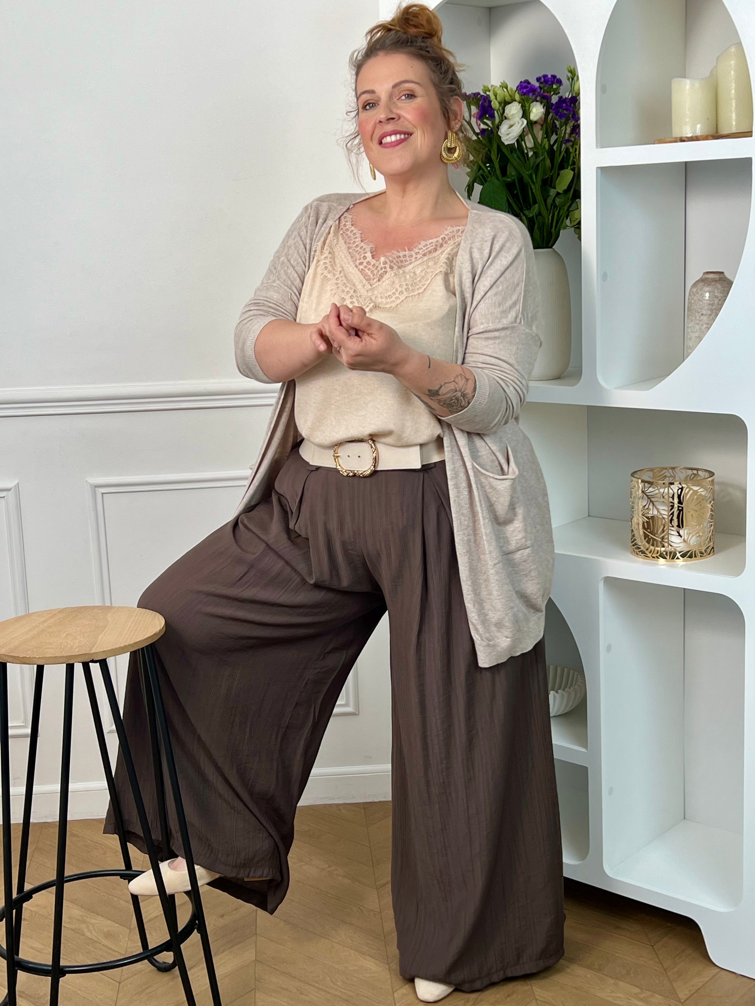 Découvrez notre gilet beige Delilah, fait en Italie ! Avec sa coupe ample et confortable, vous apprécierez la sensation de liberté qu'il vous procure. Ses 2 poches latérales pratiques en font un indispensable pour les femmes modernes. Craquez pour la qualité et le style de notre gilet Made in Italie !