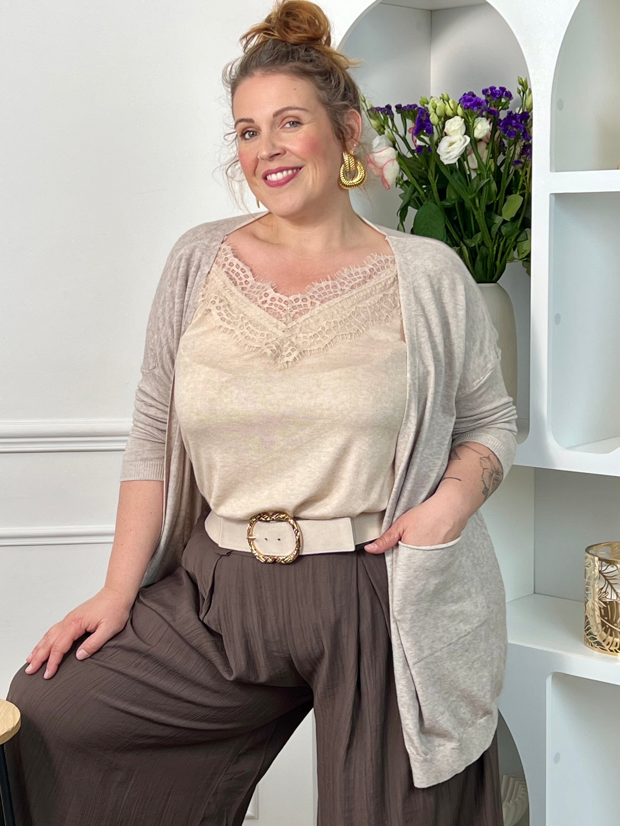 Découvrez notre gilet beige Delilah, fait en Italie ! Avec sa coupe ample et confortable, vous apprécierez la sensation de liberté qu'il vous procure. Ses 2 poches latérales pratiques en font un indispensable pour les femmes modernes. Craquez pour la qualité et le style de notre gilet Made in Italie !