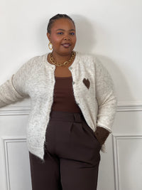 Gilet noir grande taille pour femme à manches longues et col rond.