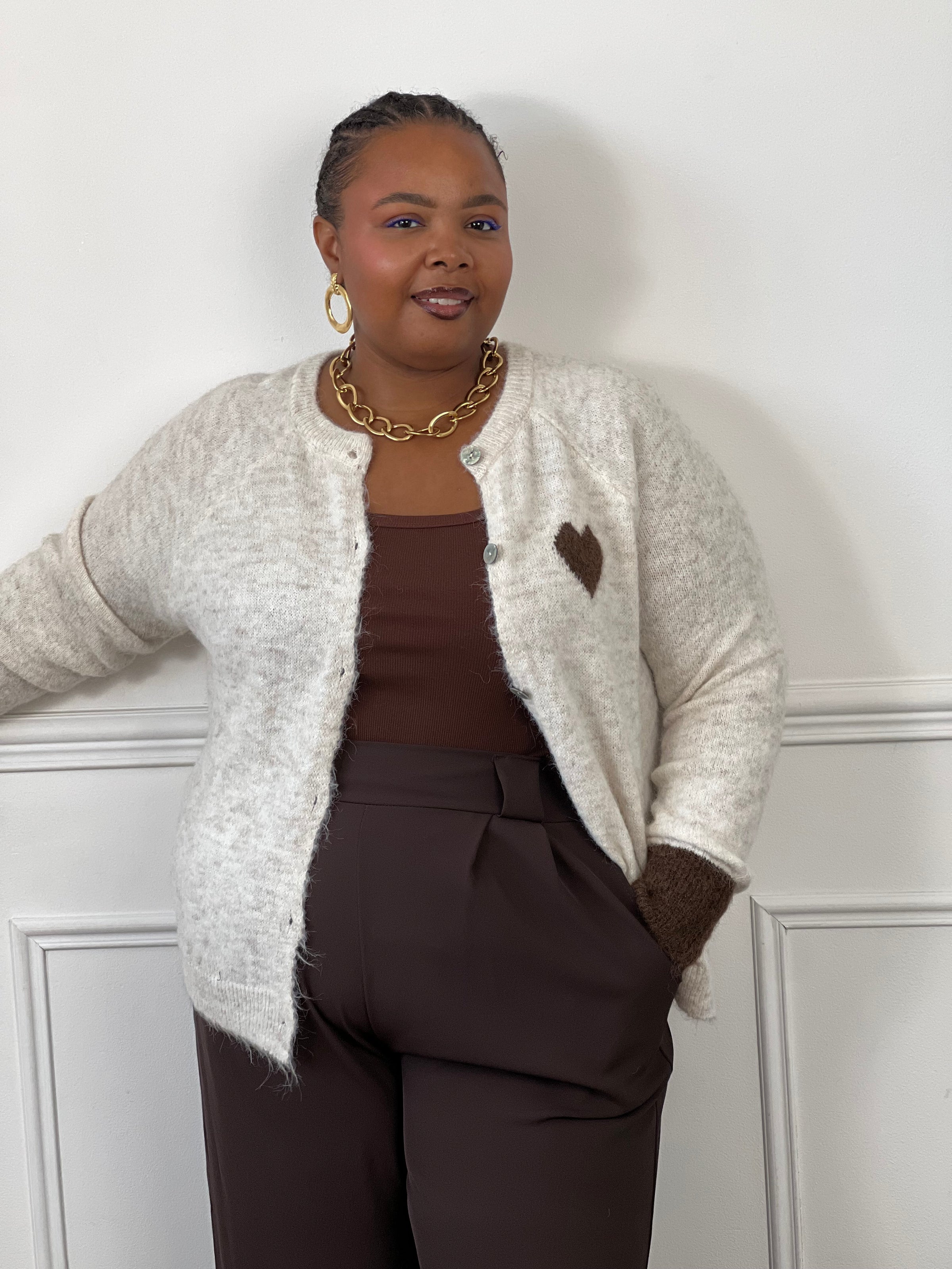Gilet noir grande taille pour femme à manches longues et col rond.