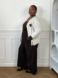 Gilet grande taille avec motifs cœurs et manchettes marron.