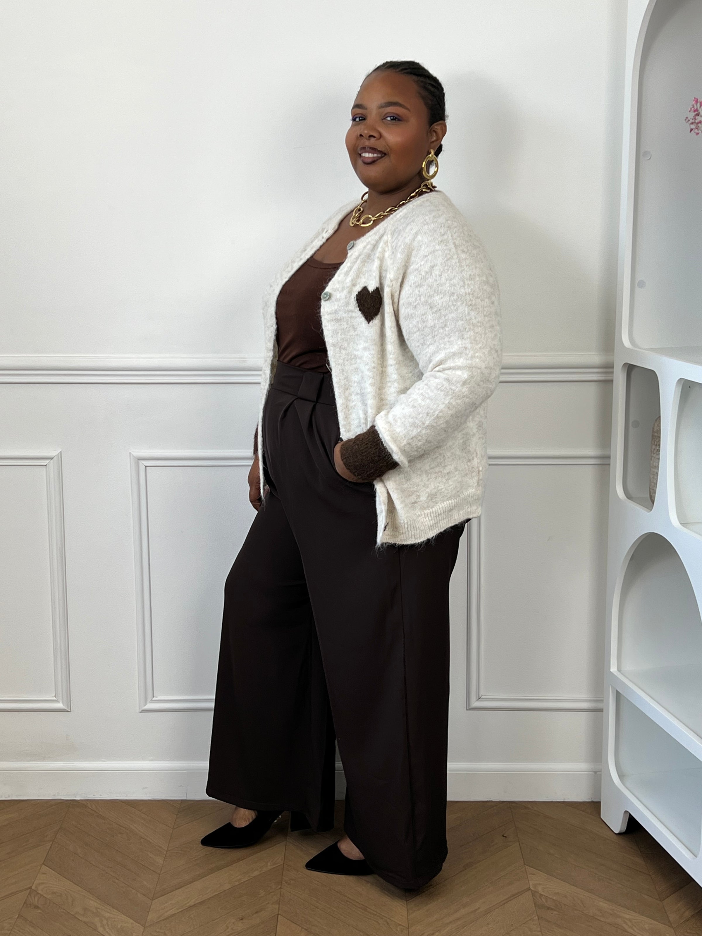 Gilet grande taille avec motifs cœurs et manchettes marron.