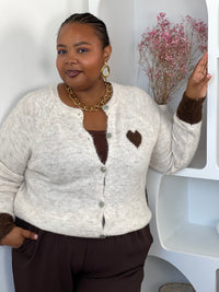 Gilet femme boutonné aux détails beige et marron.