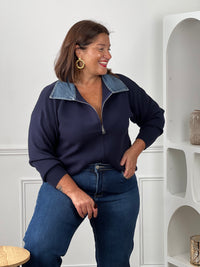 Pull marine grande taille col denim zippé manches longues – zoom buste curve – créoles dorées et jean brut – Loïcia