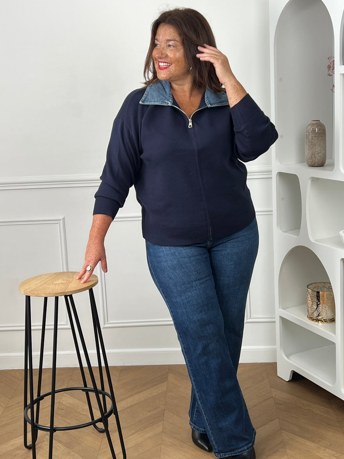 Sweat marine grande taille col denim zippé porté avec jean évasé brut – silhouette curve casual chic – Loïcia