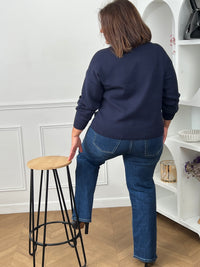 Dos pull marine grande taille col denim – coupe droite confortable curve – porté avec jean droit et bottines – Loïcia