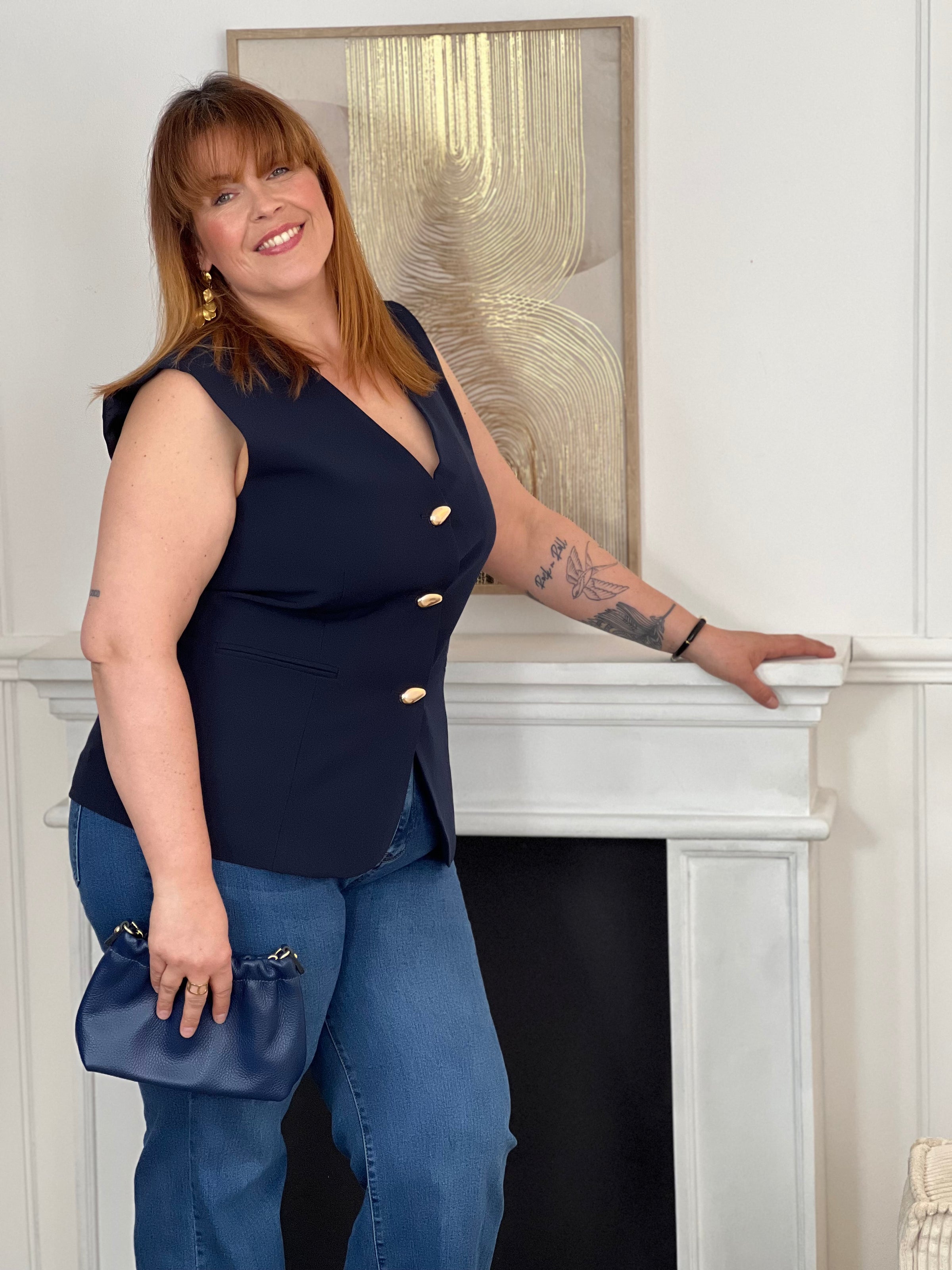 Craquez pour ce gilet bleu marine sans manches femme, élégant et structuré. Doté d’un col V et de boutons dorés sur toute la longueur, il apporte une touche chic à vos tenues. Ses poches factices et sa matière doublée assurent une belle tenue.