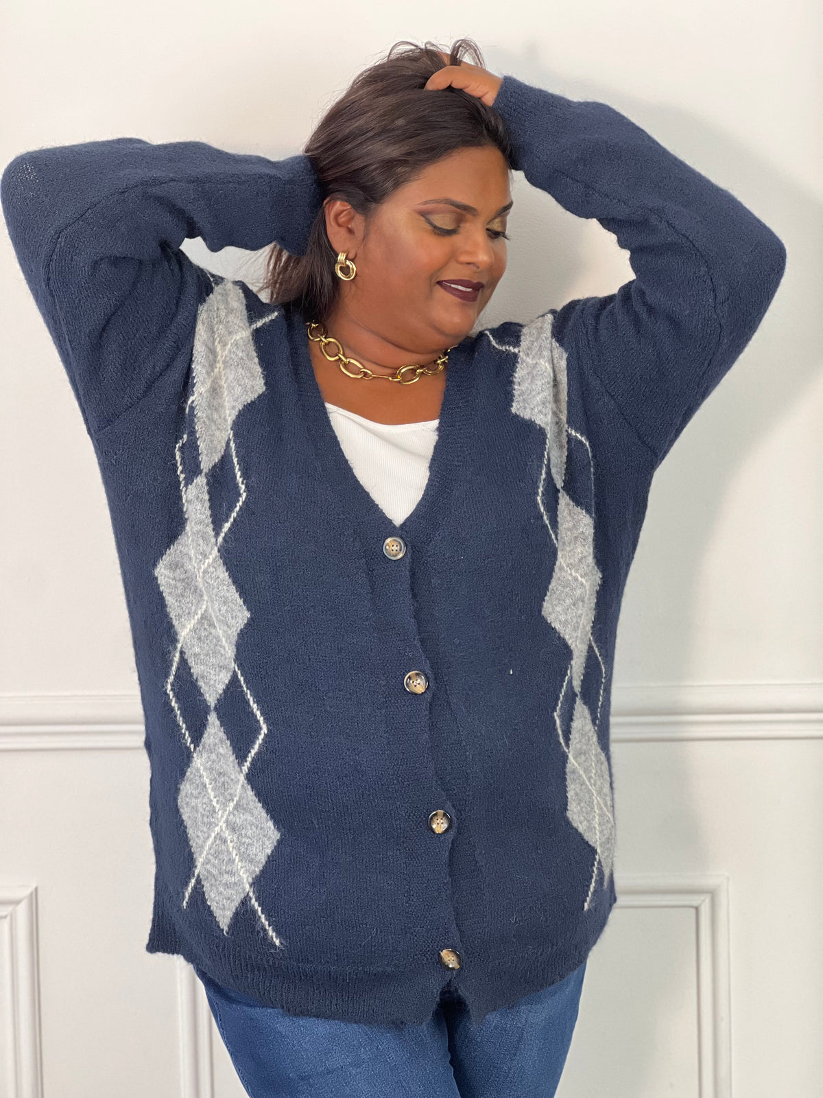  Gilet bleu grande taille à losanges gris et blancs, vu de près avec son col V et ses boutons – Isadora | Loïcia