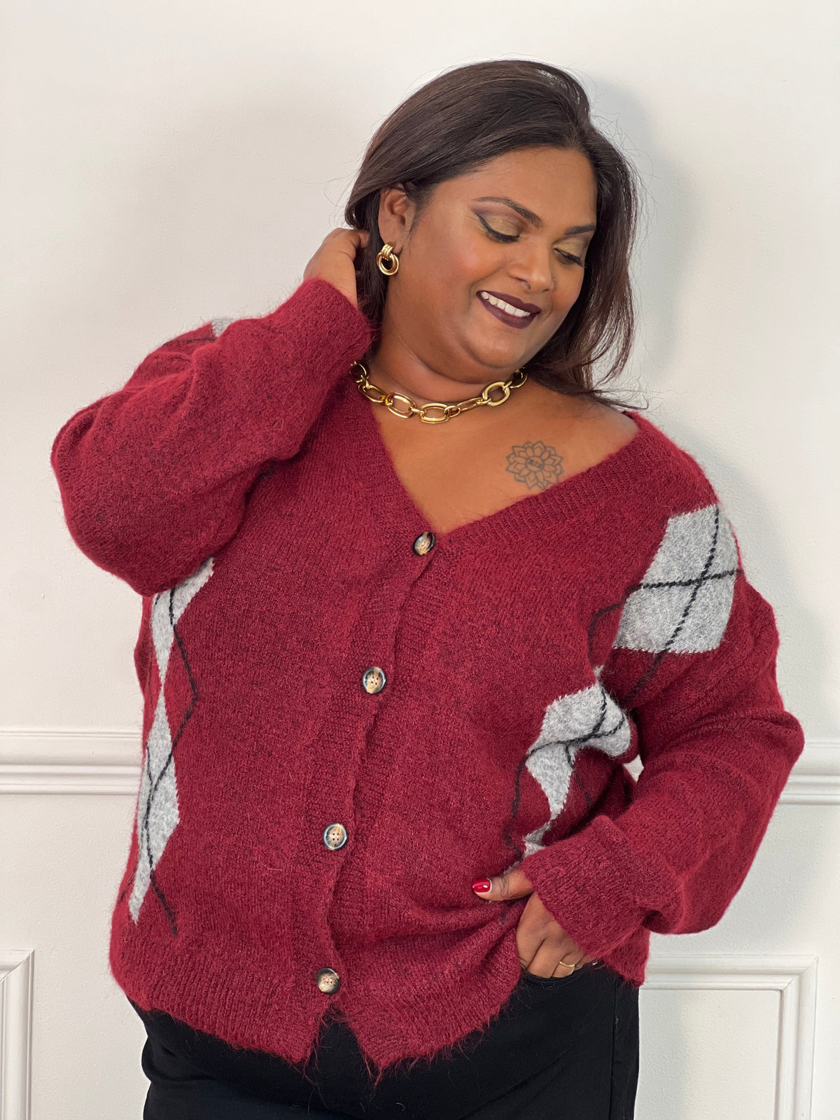 Gilet bordeaux grande taille à col V, vu de près avec ses boutons et ses losanges gris à lignes noires – Isadora | Loïcia 