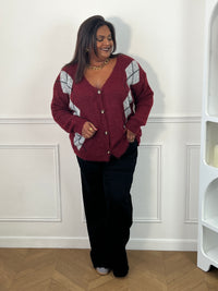 Gilet bordeaux à losanges gris porté boutonné de face avec un pantalon large noir – Isadora | Loïcia