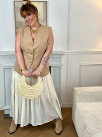 Craquez pour ce gilet sans manches femme, élégant et structuré. Doté d’un col V et de boutons dorés sur toute la longueur, il apporte une touche chic à vos tenues. Ses poches factices et sa matière doublée assurent une belle tenue. En camel clair, il illumine facilement votre look.