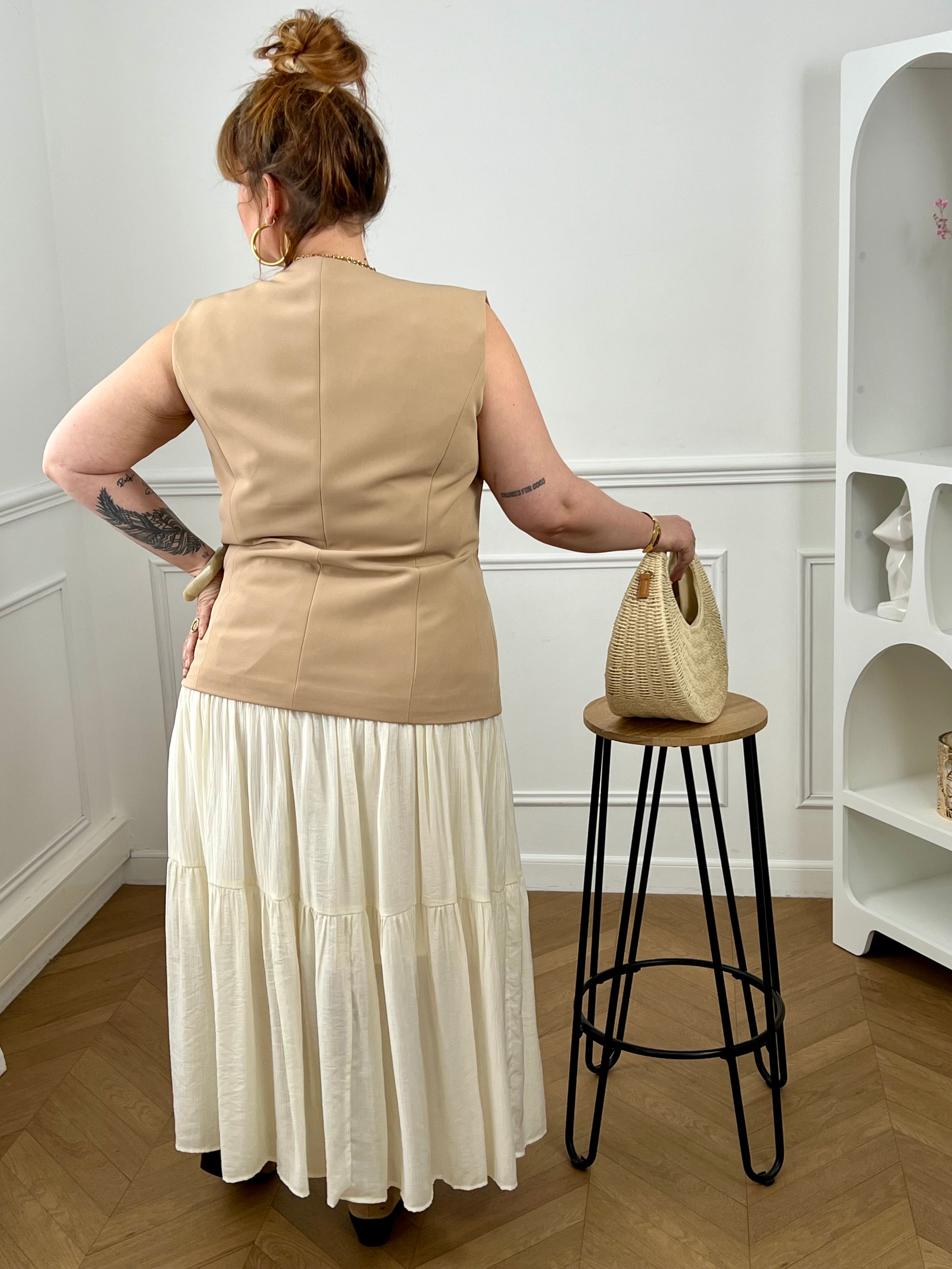 Craquez pour ce gilet sans manches femme, élégant et structuré. Doté d’un col V et de boutons dorés sur toute la longueur, il apporte une touche chic à vos tenues. Ses poches factices et sa matière doublée assurent une belle tenue. En camel clair, il illumine facilement votre look.