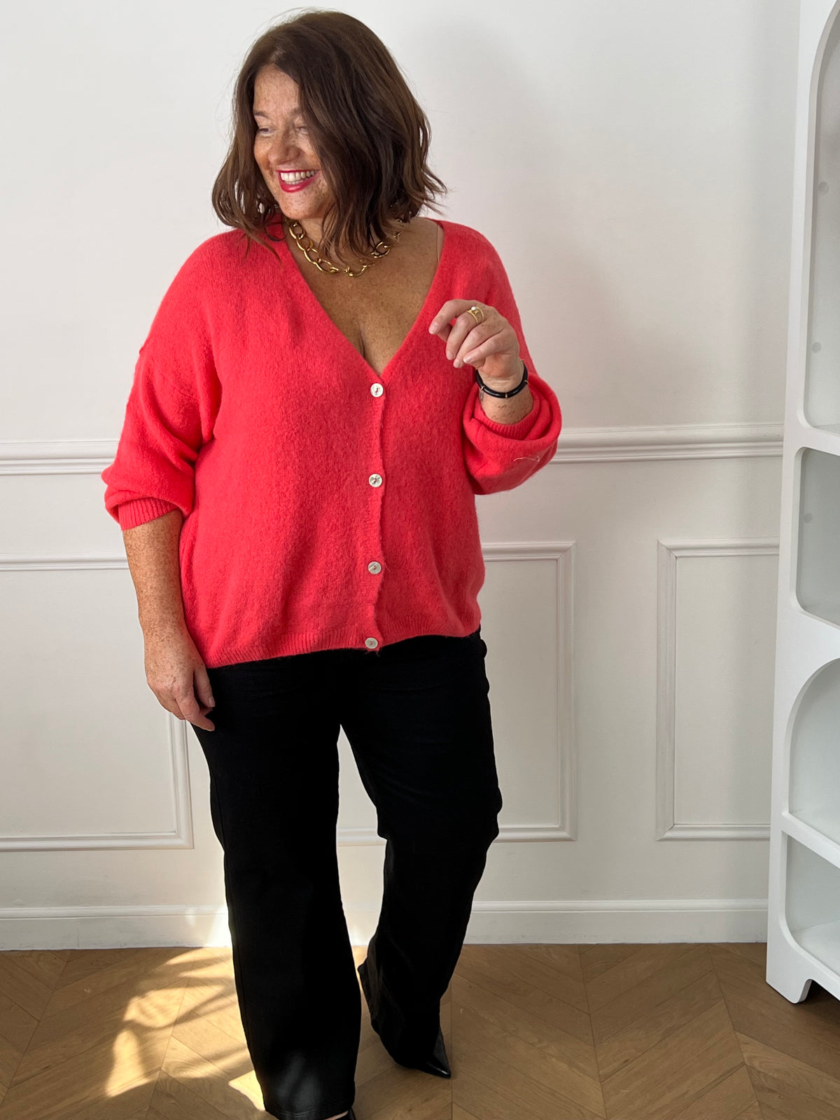 Dos du gilet corail grande taille Caroline – Col V et boutons sur la longueur | Loïcia