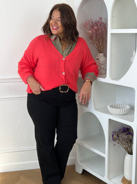 Femme grande taille portant le gilet corail Caroline – Maille douce alpaga, taille unique 44/50 | Loïcia