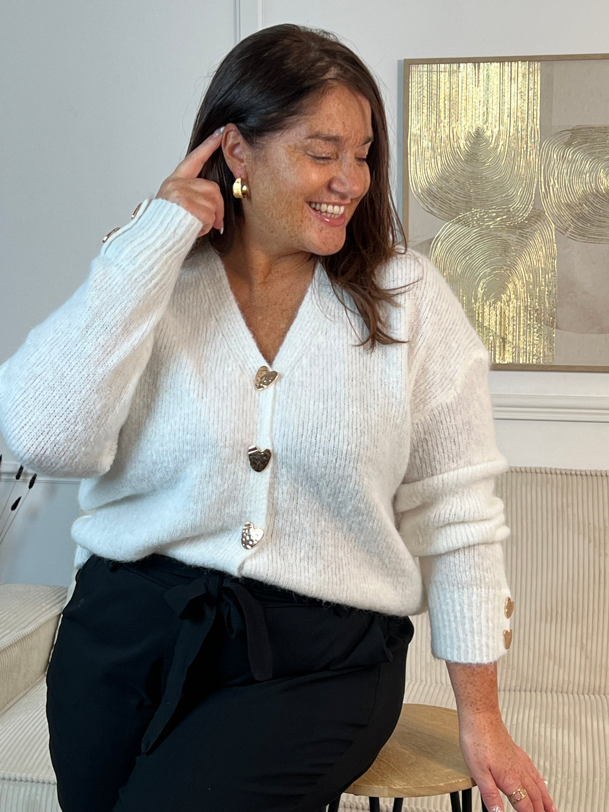 Découvrez le gilet Albane, une pièce incontournable pour sublimer votre silhouette. Confectionné en écru délicat, ce gilet grande taille séduira par ses détails raffinés : manches longues, col V élégant et boutons cœurs dorés qui ornent toute la longueur ainsi que les poignets.