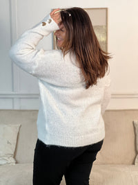 Découvrez le gilet Albane, une pièce incontournable pour sublimer votre silhouette. Confectionné en écru délicat, ce gilet grande taille séduira par ses détails raffinés : manches longues, col V élégant et boutons cœurs dorés qui ornent toute la longueur ainsi que les poignets.