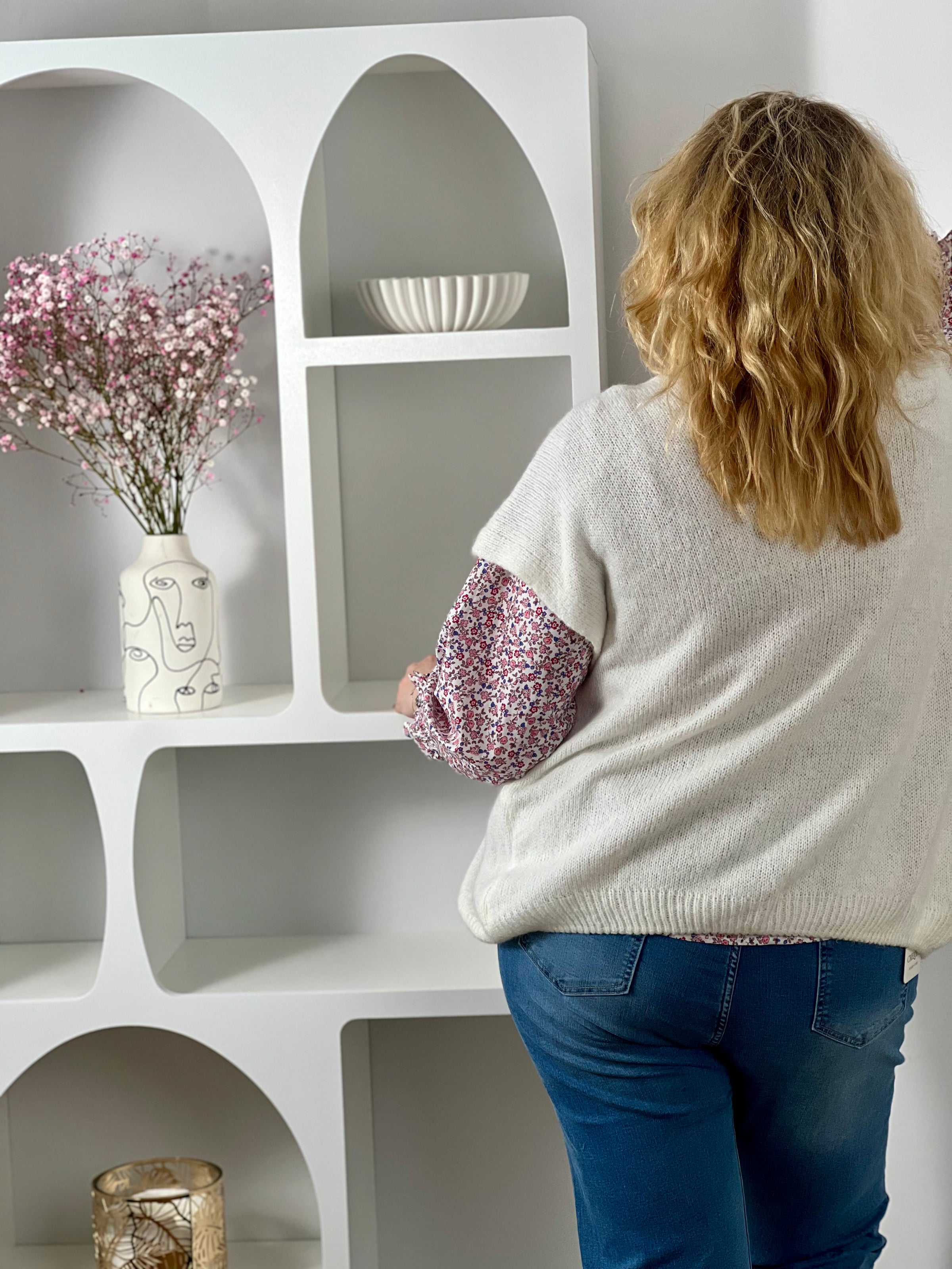 Gilet sans manches écru, lumineux et tendance. Coupe confortable et polyvalente, parfaite pour dynamiser vos tenues avec une touche de style.