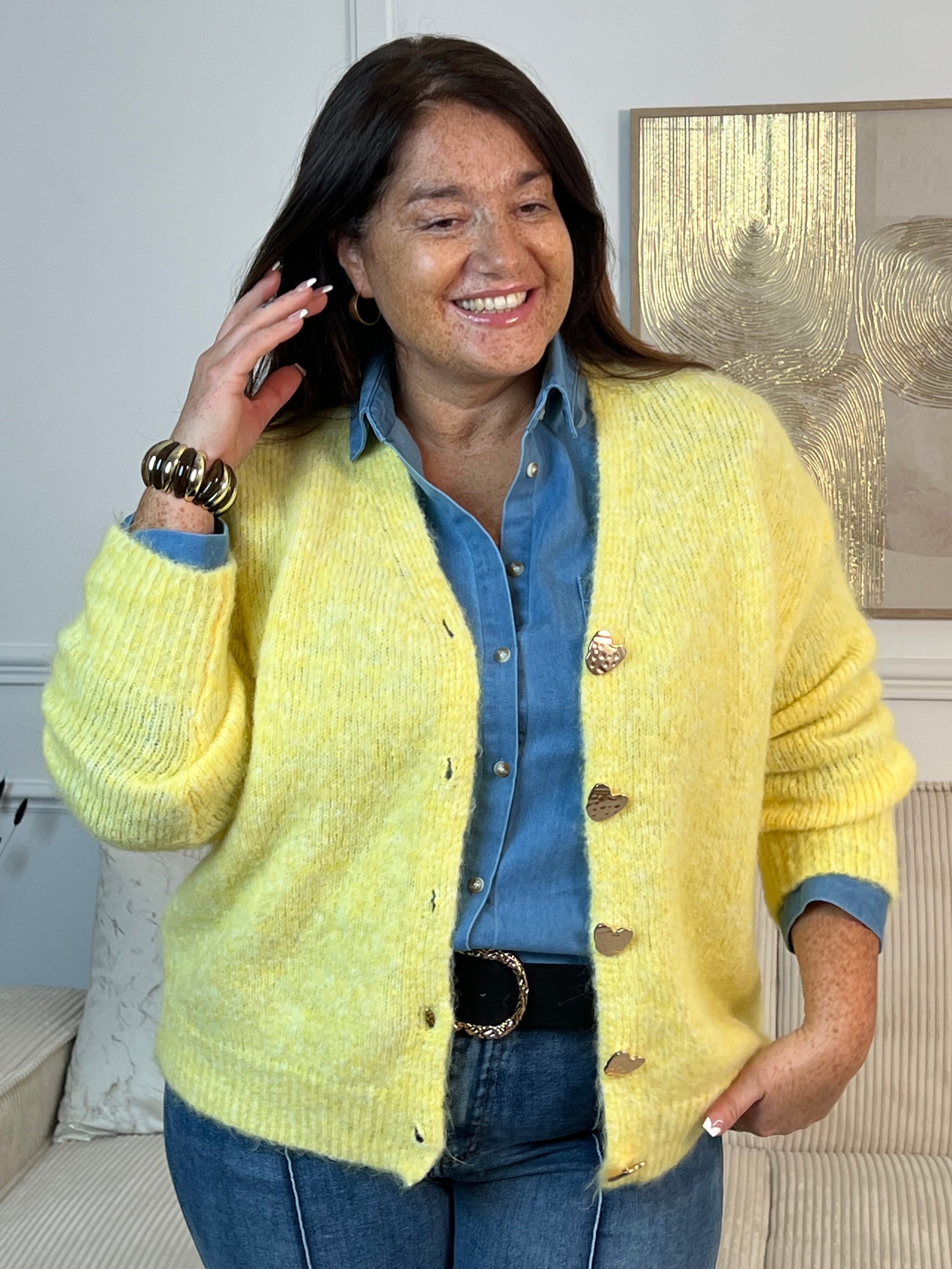 Découvrez le gilet Albane, une pièce incontournable pour sublimer votre silhouette. Confectionné en jaune délicat, ce gilet grande taille séduira par ses détails raffinés : manches longues, col V élégant et boutons cœurs dorés qui ornent toute la longueur ainsi que les poignets.