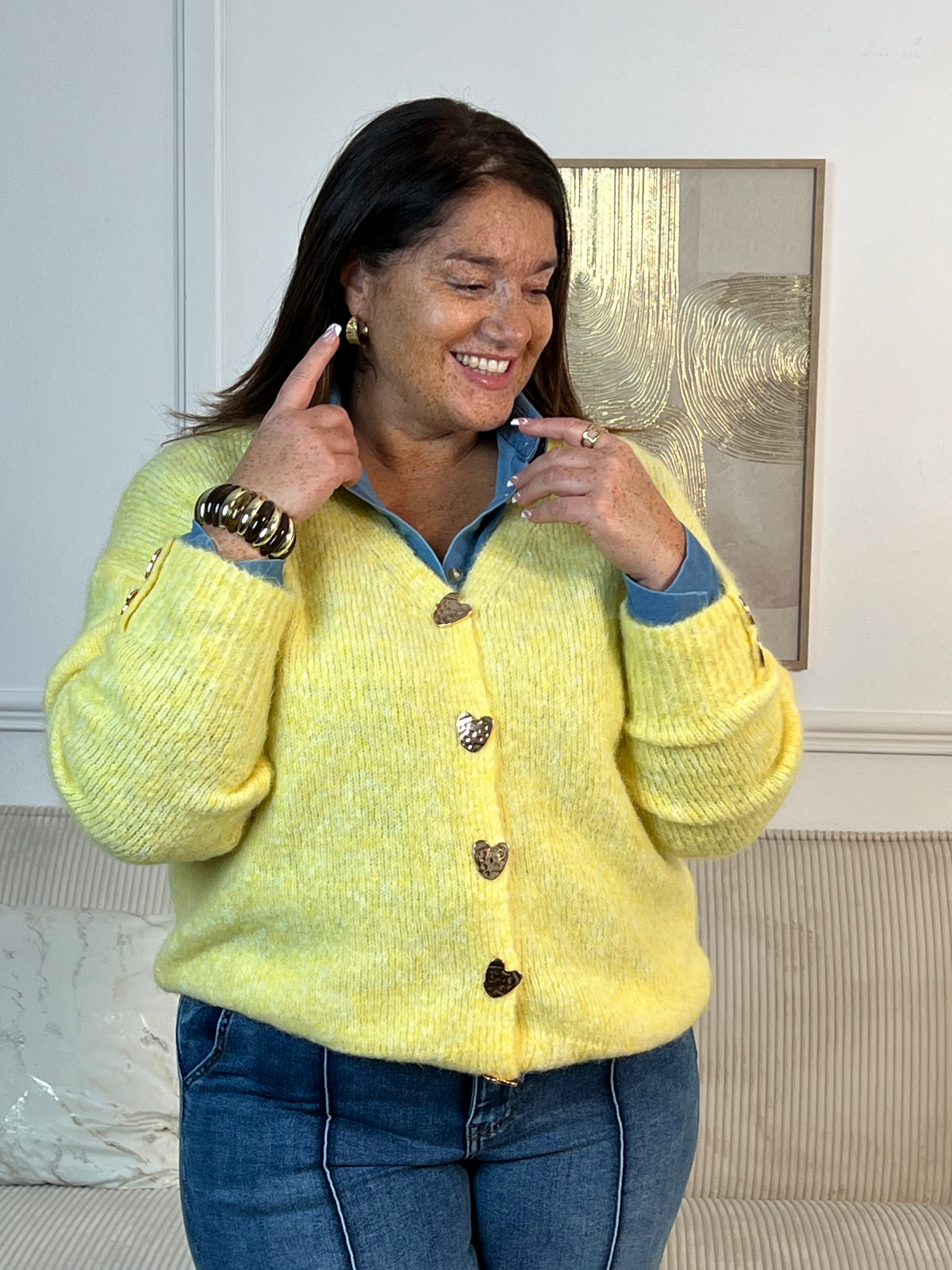 Découvrez le gilet Albane, une pièce incontournable pour sublimer votre silhouette. Confectionné en jaune délicat, ce gilet grande taille séduira par ses détails raffinés : manches longues, col V élégant et boutons cœurs dorés qui ornent toute la longueur ainsi que les poignets.