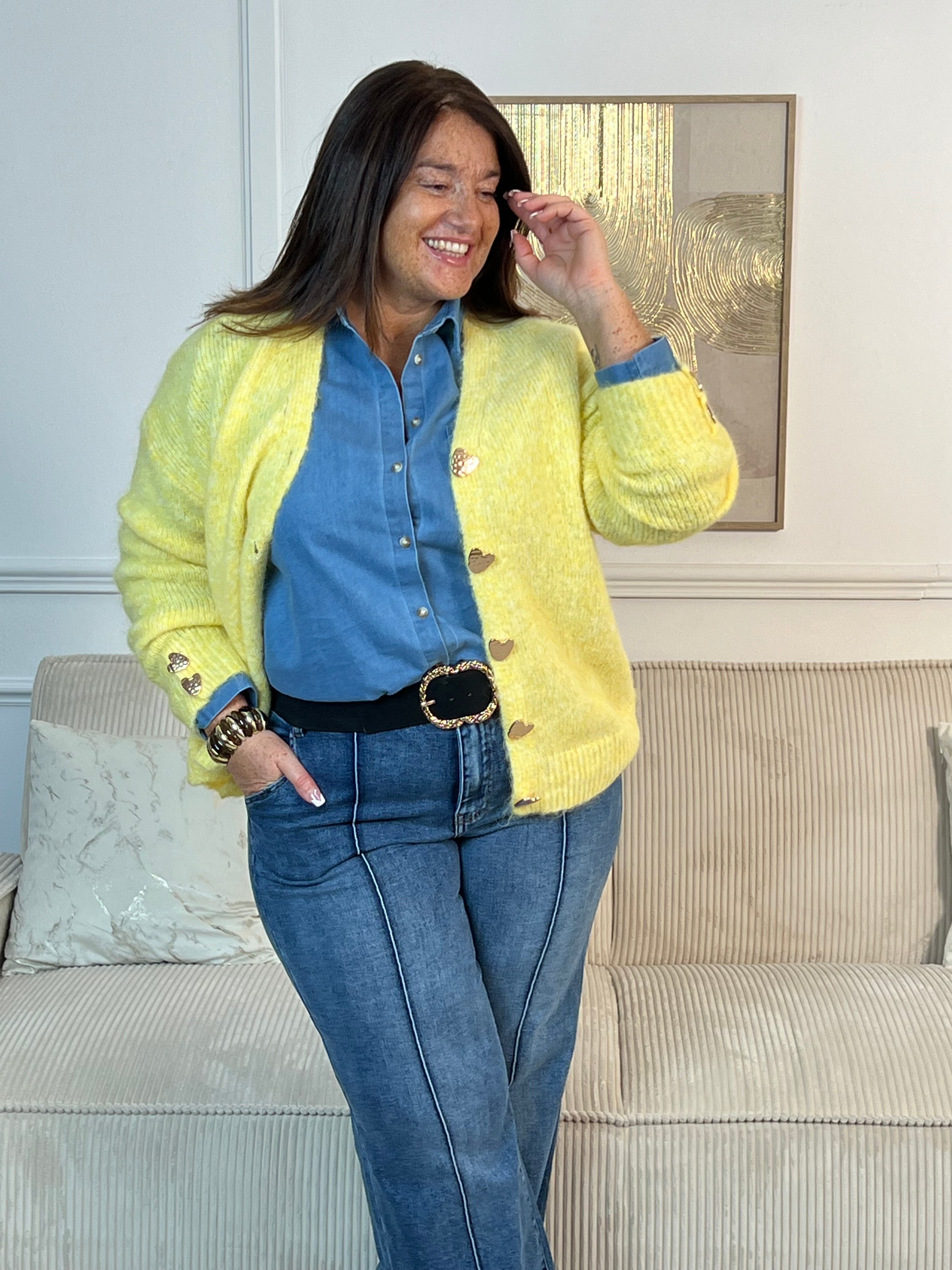 Découvrez le gilet Albane, une pièce incontournable pour sublimer votre silhouette. Confectionné en jaune délicat, ce gilet grande taille séduira par ses détails raffinés : manches longues, col V élégant et boutons cœurs dorés qui ornent toute la longueur ainsi que les poignets.