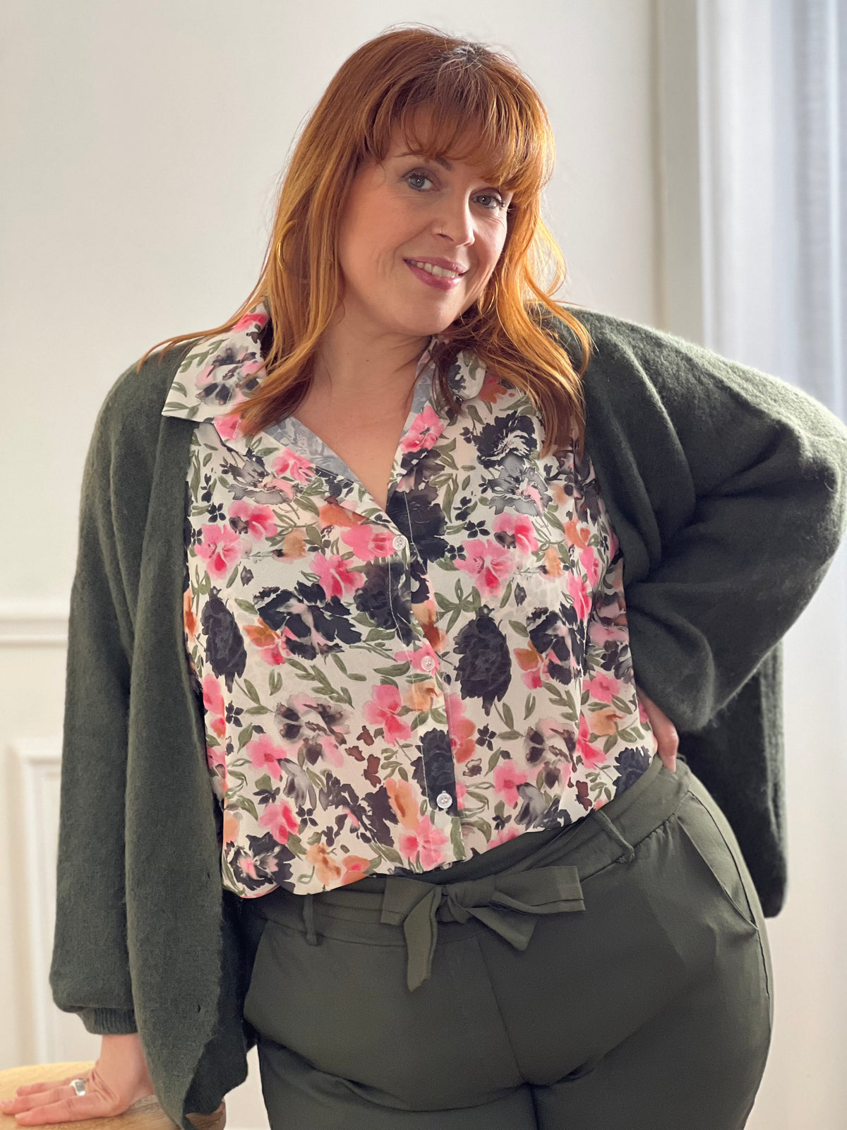 Ce gilet kaki Made in Italie curve est un must-have pour toutes les fashionistas! Sa coupe élégante et sa qualité italienne en font une pièce unique. Portez-le avec tout, du casual au chic. Ajoutez une touche de classe à votre garde-robe avec le gilet Caroline.