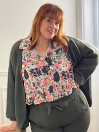 Ce gilet kaki Made in Italie curve est un must-have pour toutes les fashionistas! Sa coupe élégante et sa qualité italienne en font une pièce unique. Portez-le avec tout, du casual au chic. Ajoutez une touche de classe à votre garde-robe avec le gilet Caroline.