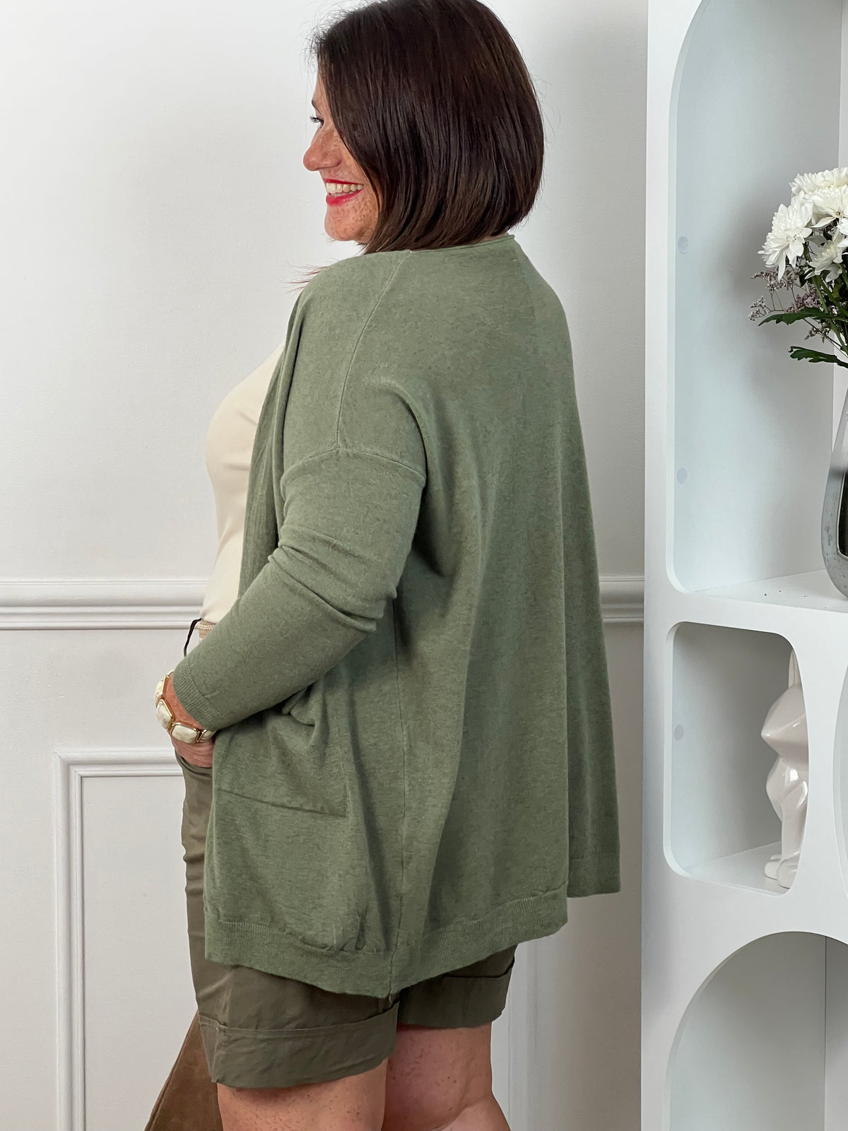 Découvrez notre gilet kaki Delilah, fait en Italie ! Avec sa coupe ample et confortable, vous apprécierez la sensation de liberté qu'il vous procure. Ses 2 poches latérales pratiques en font un indispensable pour les femmes modernes. Craquez pour la qualité et le style de notre gilet Made in Italie !