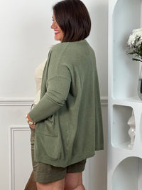 Découvrez notre gilet kaki Delilah, fait en Italie ! Avec sa coupe ample et confortable, vous apprécierez la sensation de liberté qu'il vous procure. Ses 2 poches latérales pratiques en font un indispensable pour les femmes modernes. Craquez pour la qualité et le style de notre gilet Made in Italie !