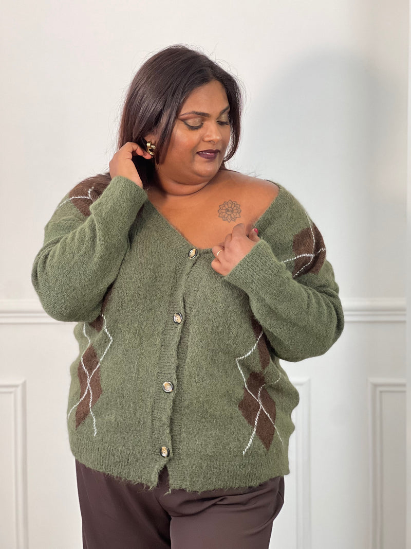 Gilet kaki grande taille à losanges marron et lignes blanches, porté boutonné avec une épaule dégagée – Isadora | Loïcia