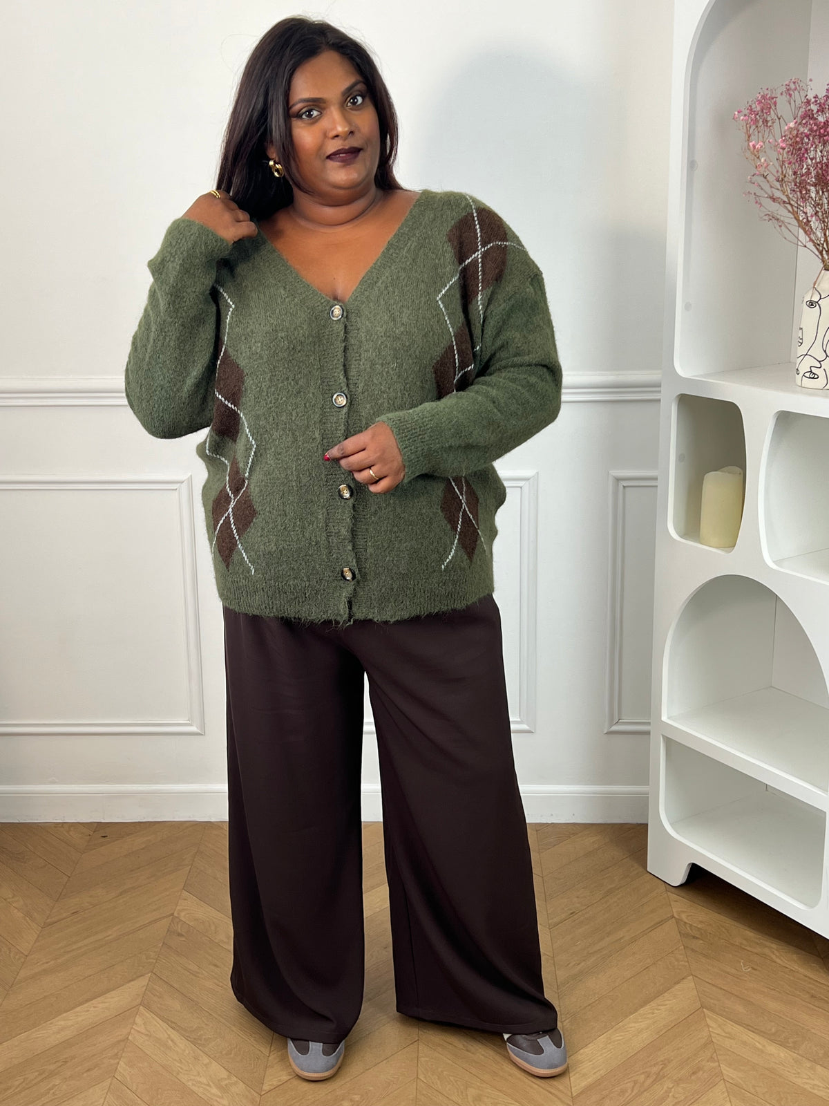 Gilet kaki à col V et manches longues porté de face avec un pantalon large marron – Isadora | Loïcia
