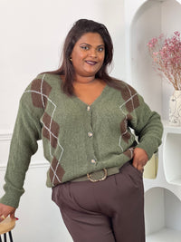 Gilet kaki grande taille à losanges marron, porté rentré à l’avant dans un pantalon ceinturé – Isadora | Loïcia
