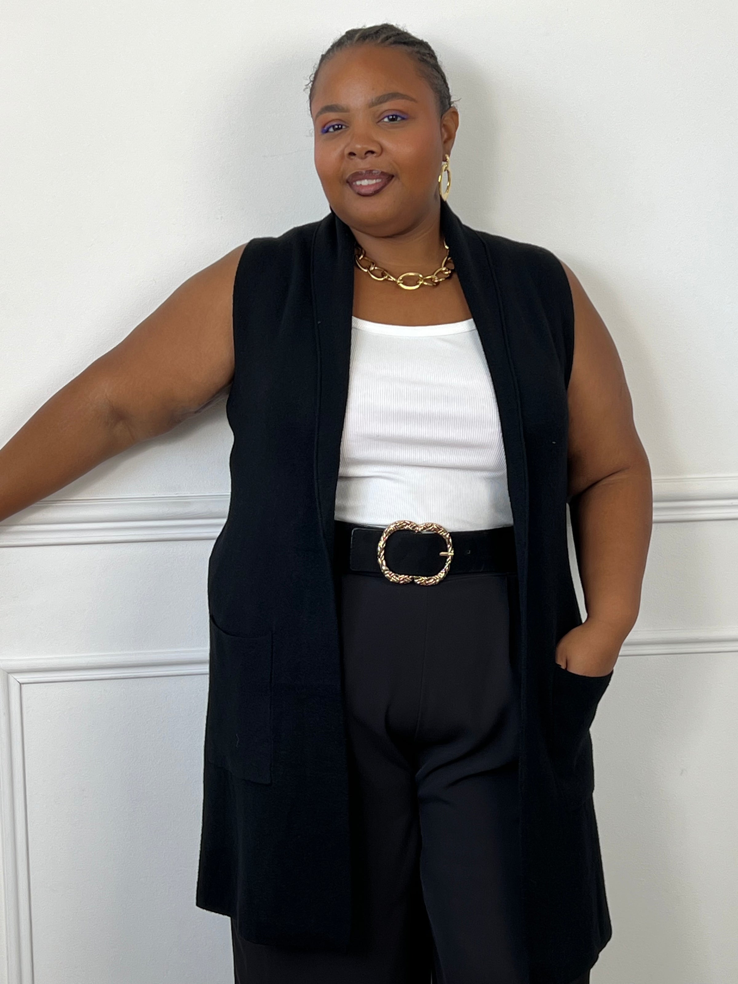 Gilet sans manches grande taille à la coupe mi-longue.
