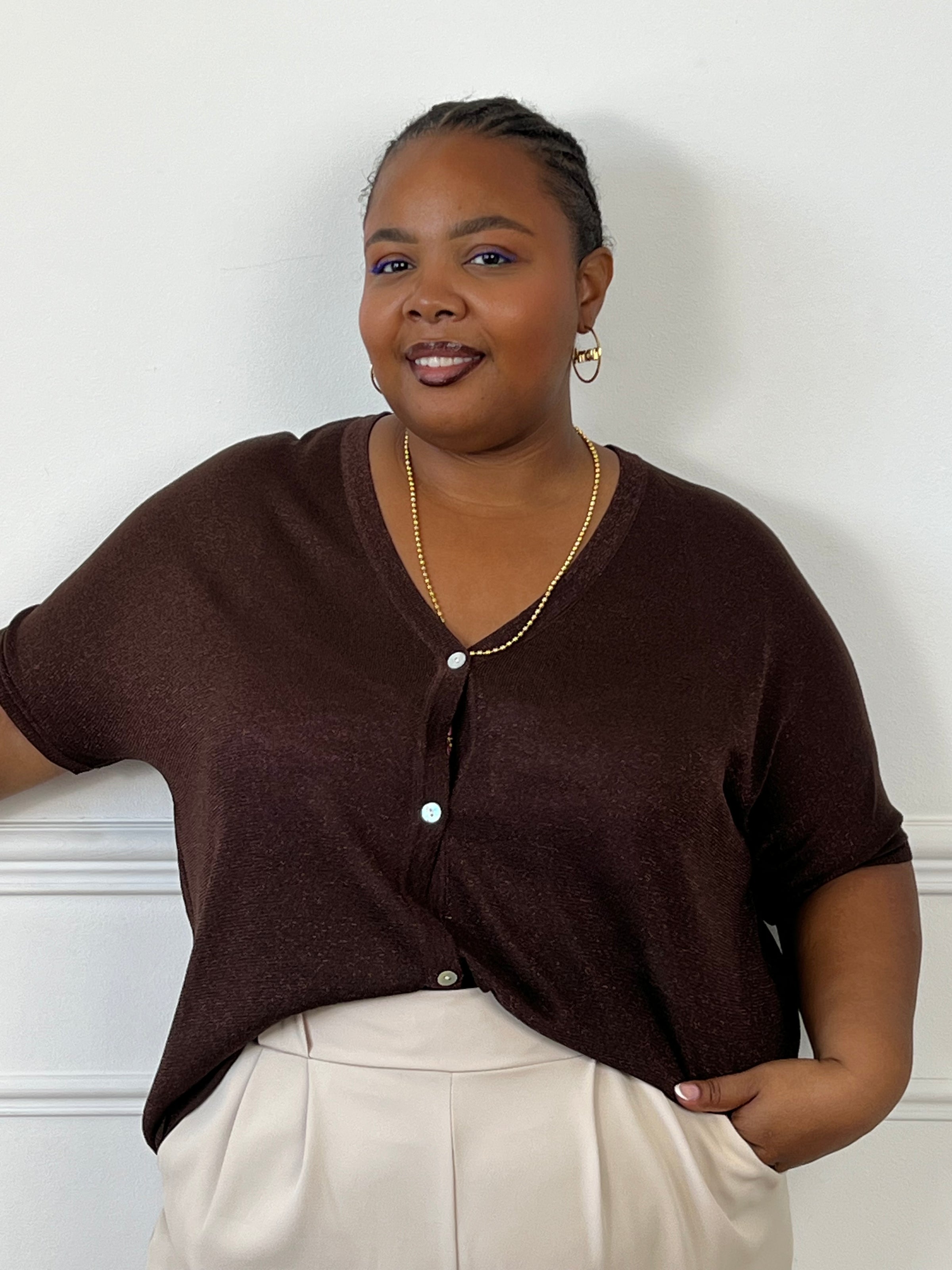 Gilet marron et rose boutonné sur toute la longueur.