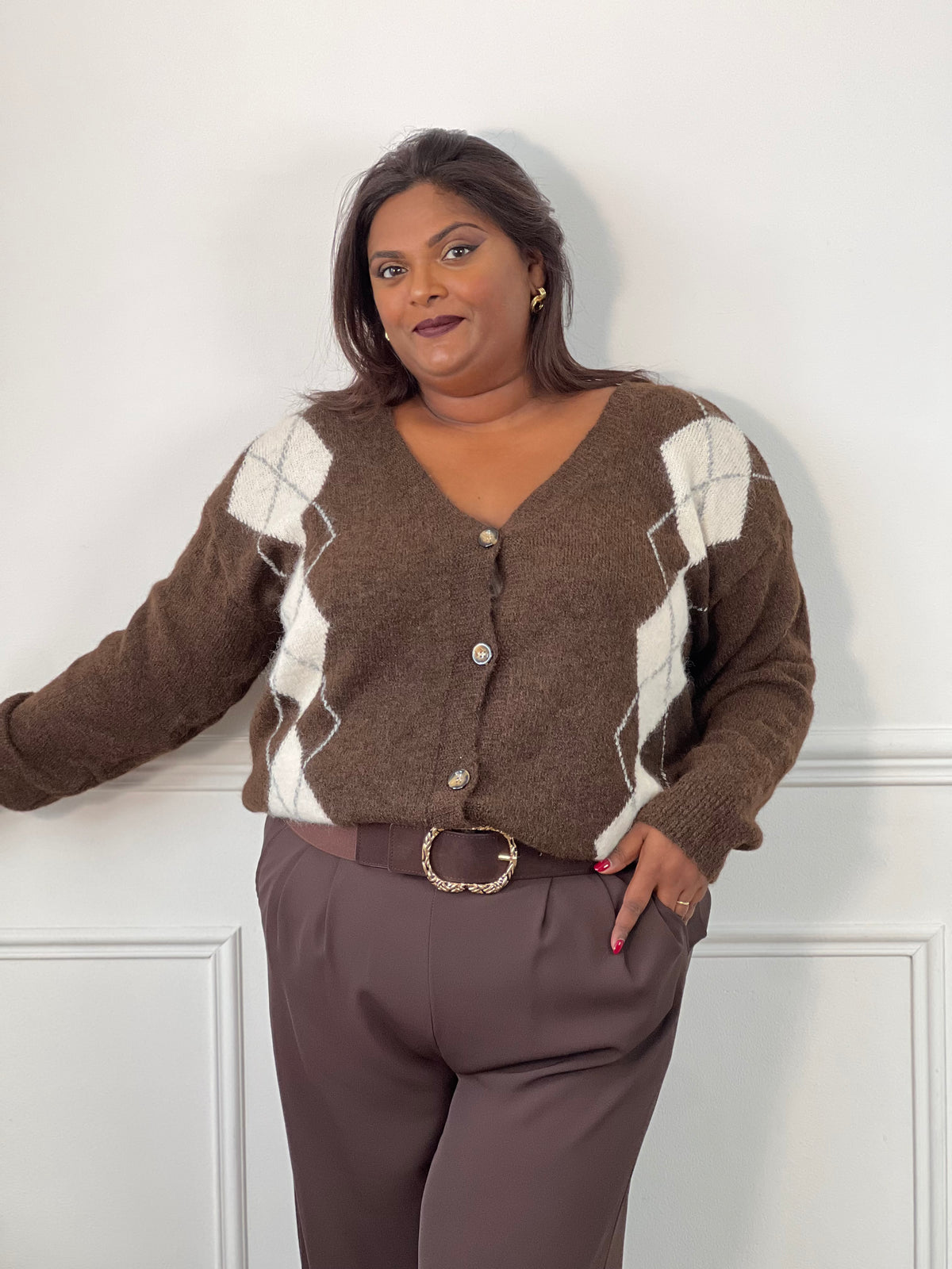 Gilet marron grande taille à losanges blancs et gris, col V et boutons sur le devant, vu de près – Isadora | Loïcia