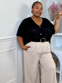 Gilet léger noir grande taille pour femme à manches courtes et col V.